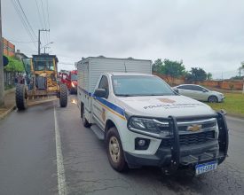 Homem morre após acidente envolvendo moto e patrola, em Jaraguá do Sul